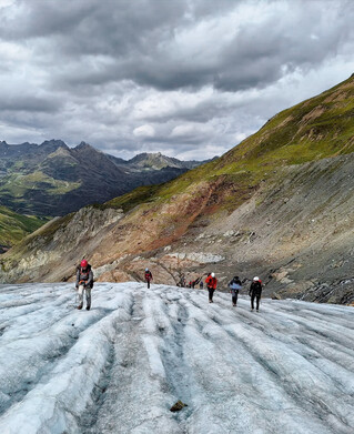 Menschengruppe am Eis im Hintergrund Berge, Steine, Lamdschaft, Himmel | © TVB Tiroler Oberland-Kaunerta-Dietmar Walser